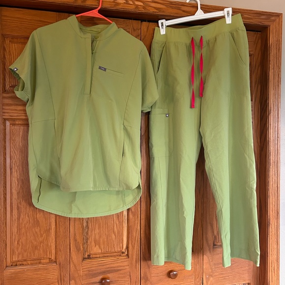 Figs Women’s Matcha Scrub Set - Picture 5 of 12